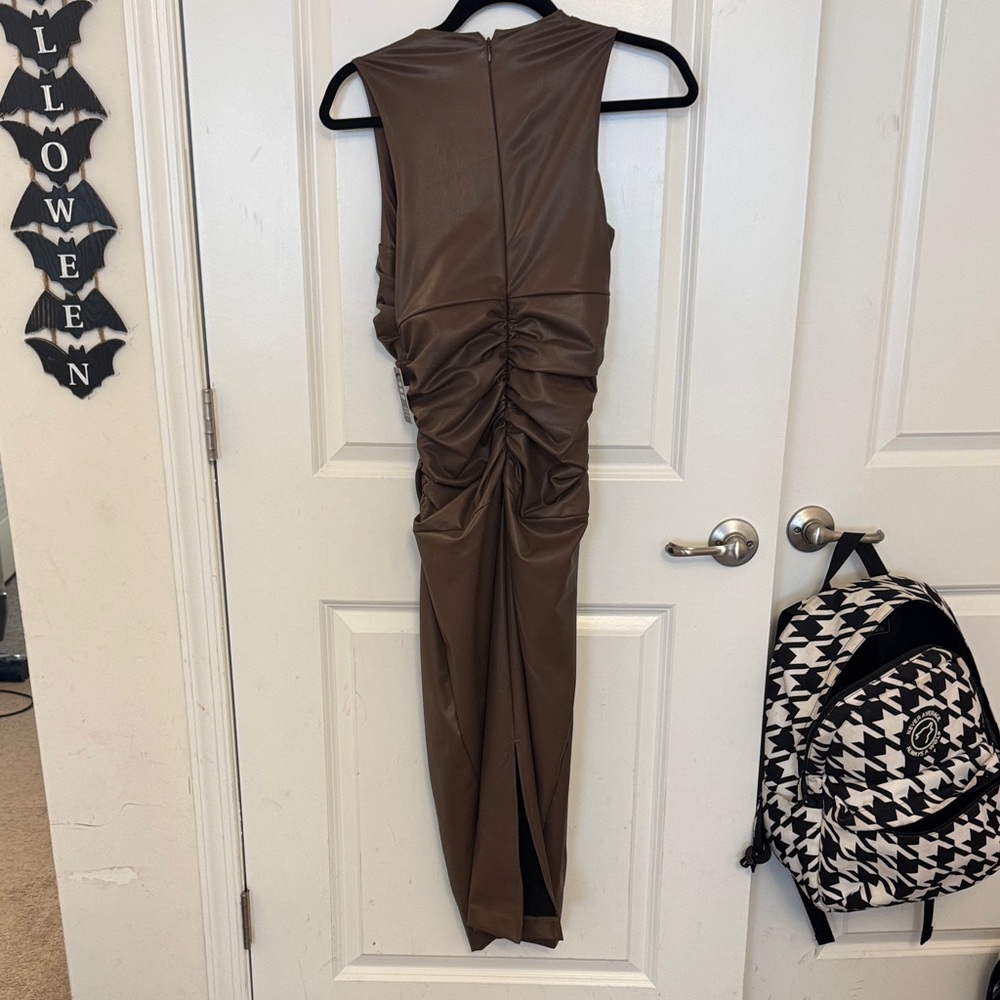Elegant Brown Sleeveless Dress - Picture 2 of 6